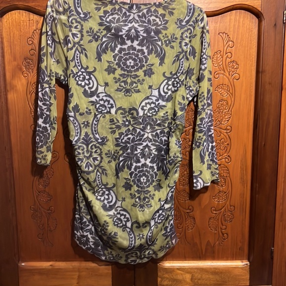 Long, sheer green with grey flowers top - Picture 4 of 4